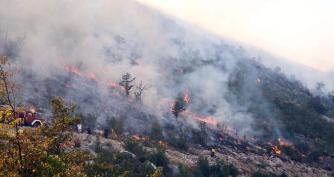 Na Rujištu kod Mostara gori šuma i trava, požar od jutros još nije ugašen 