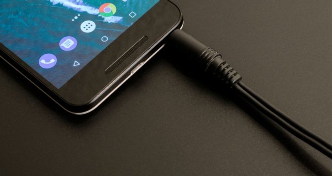 Ostavila mobitel na punjaču na krevetu, jedva izvukla živu glavu: 'Sve se dogodilo u djeliću sekunde!'