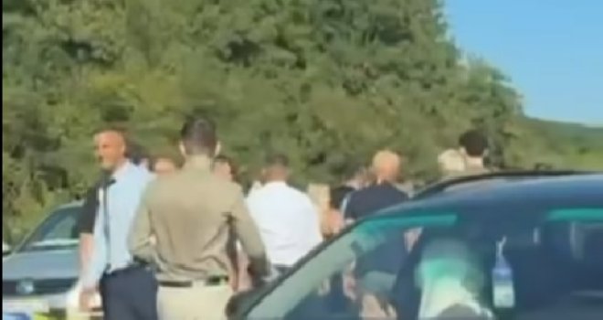 Incident u Zvorniku: Vozaču iz Srbije smetala zastava BiH pa nasrnuo na svadbenu kolonu