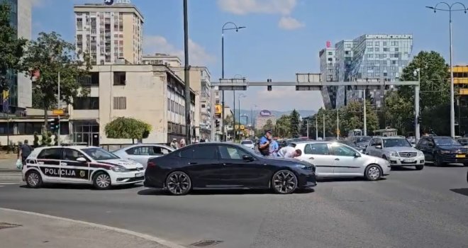 Udes na sarajevskoj raskrsnici usporio saobraćaj, automobili prolaze otežano