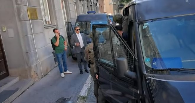 Opsadno stanje ispred zgrade MUP-a u Sarajevu: U toku privođenje osumnjičenih u akciji 'Catering'