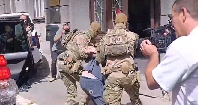 Nastavljaju se privođenja: Admir Arnautović Šmrk pod jakom policijskom pratnjom doveden u MUP KS