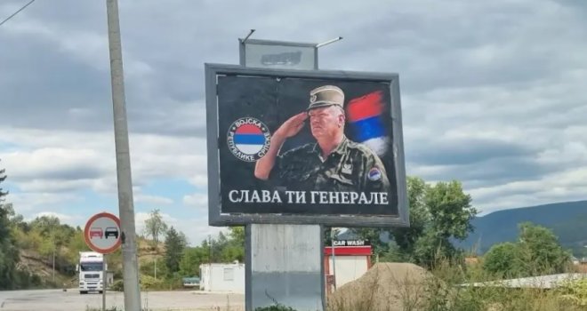 Na ulazu u Rogaticu i dalje stoji bilbord s likom zločinca Mladića: Iz firme Metromedia kažu da to rade lokalci