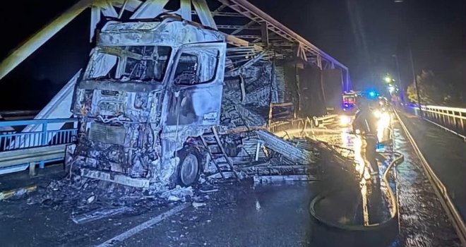 Zapaljen kamion bh. registarskih oznaka, potpuno izgorio: Obustavljen saobraćaj na graničnom prelazu Rača