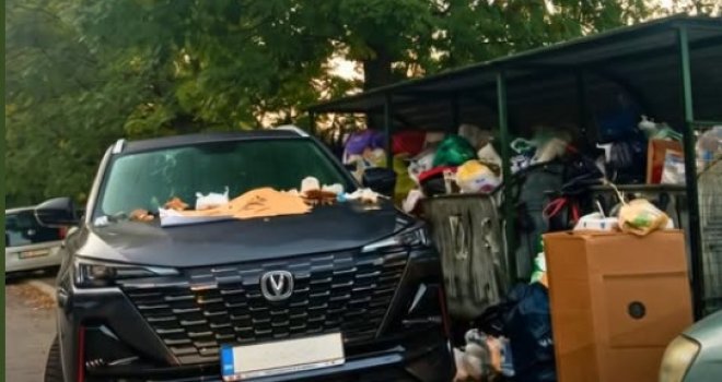 Bahato parkiranje u Sarajevu: Zbog jednog automobila radnici Rada nisu mogli isprazniti kontejnere
