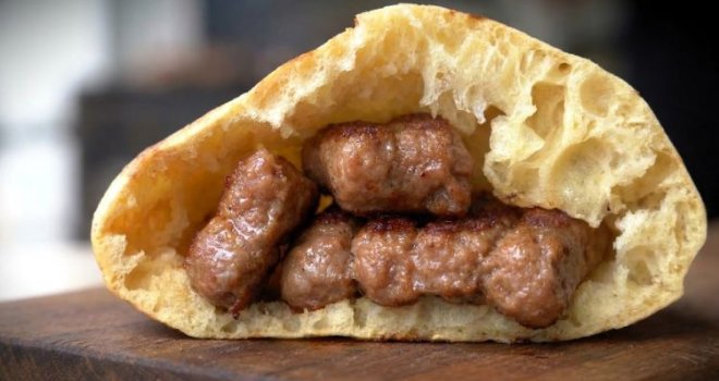 Dašak BiH u srcu Afrike: Na meniju banjalučki ćevapi, na zidu Đoković i Tito